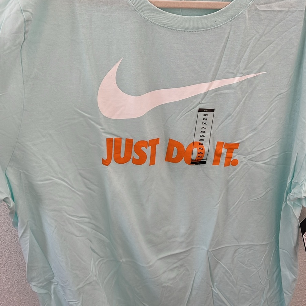 Nike Men’s T-Shirt - Picture 2 of 4